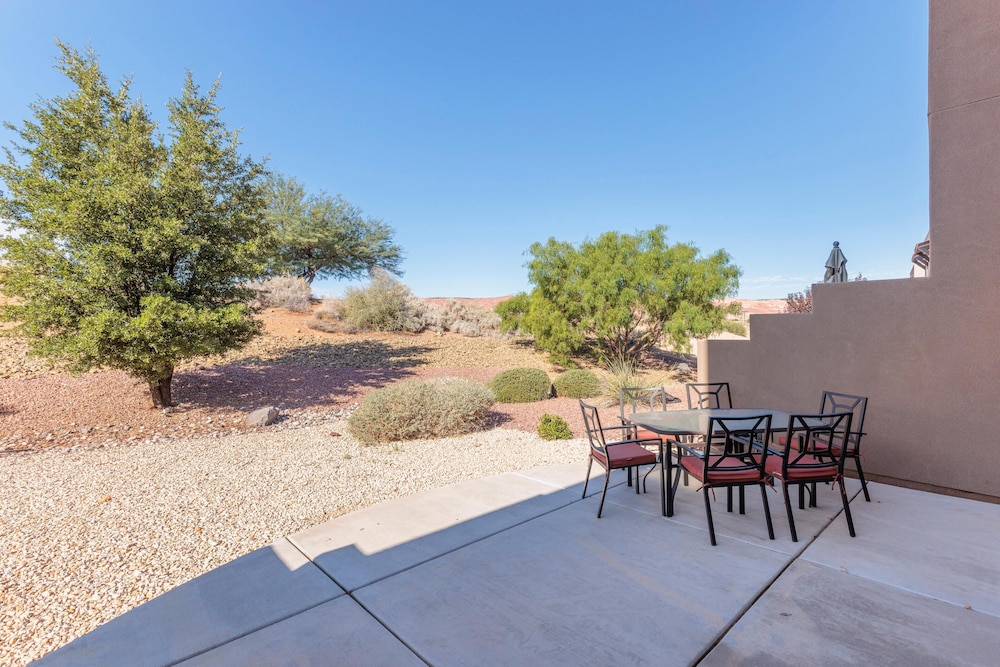 Sunny Ledgeview Retreat