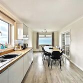 Seaside Escape-sleeps10-family&petfriendly-balcony