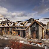 Peaks Hotel & Suites