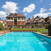 De Rougemont Manor Hotel & Suites