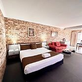 Airport Motel Sir Francis Drake