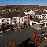 Holiday Inn Express and Suites Fairmont by IHG