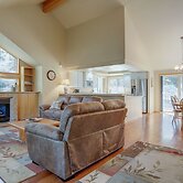 Pet-Friendly 13 Ollalie Home features Double Car Garage by RedAwning