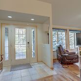 Pet-Friendly 13 Ollalie Home features Double Car Garage by RedAwning