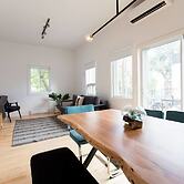 Stylish & Unique 3 Bdr Flat With Parking!