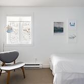 Commodious Condominium in Tranquil Lakeside Setting