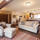 Hood View 4 Bedroom Cabin by RedAwning