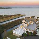 The Burrus House Inn Waterfront Suites