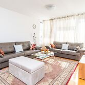 Modern 2bdr Apartment in the Center- Free Parking