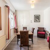 3 Bed Quaint House Town Center