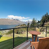 Modern One Bedroom Apartment with Lake View