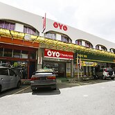 OYO 89615 T Family Hotel