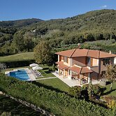 Villa in Tuscany With Private Pool & Views