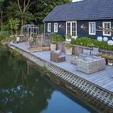 Gorgeous Riverside Chalet in Cothen