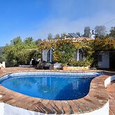 Sun-soaked Villa With Blue Waters