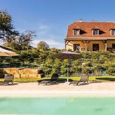 Poolside Luxury Villa in Montignac
