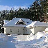 Comfortable Detached House With Large Garden