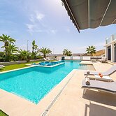 Stylish Villa With Lake Views