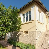 Cozy Garden Retreat Malemort