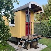 Gypsy Caravan in Weideblick With Farm Animals