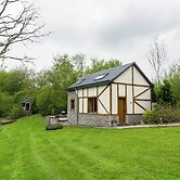 Perfect Spot on Edge of Large Woods with Hot Tub