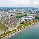 GLOBALSTAY. Modern Lake Ontario Townhomes