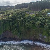 Hamakua Pukana La Hale 3 Bedroom Home by RedAwning