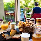 Logis Hôtel Restaurant Les 2 Rives - A75, en bordure de rivière