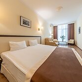 Corona Hotel & Apartments