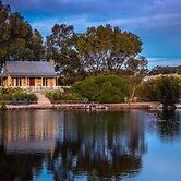 Stonewell Cottages & Vineyards