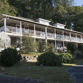 Calhoun House Inn & Suites