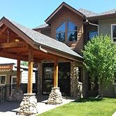 Elkwater Lake Lodge