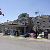 Holiday Inn Express & Suites Youngstown West - Austintown by IHG