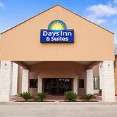 Days Inn & Suites by Wyndham Conroe North