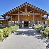 Headwaters Lodge & Cabins at Flagg Ranch