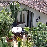 Rustic Holiday Home With Small Patio-terrace