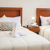 La Lola Hotel & Suites