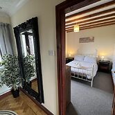 Detached Farmhouse 4 Bed/sleeps 9, Mountain Views!