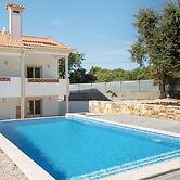Modern Holiday Home in Lisbon With Private Pool & Jacuzzi! Ncasa Aurél