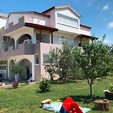 Delightful Apartment in Radovin With Garden