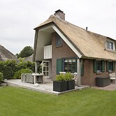 Stylish Thatched Villa with 2 Bathrooms near Giethoorn