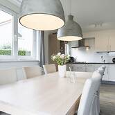 Luxurious Villa With Microwave, Within Green Surroundings