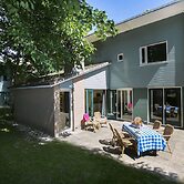 Restyled Holiday Home with 2 Bathrooms near Beach