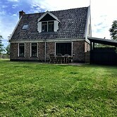 Lush Villa with Hot Tub, Private Fenced Garden in Hippolytushoef