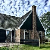 Lush Villa with Hot Tub, Private Fenced Garden in Hippolytushoef