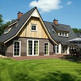 Cozy Group Stay w/ Fireplace