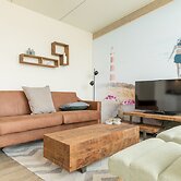 Comfy Lodge with 2 Bathrooms near Beach