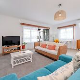 Holiday Home 2 Minutes From the Beach and Close to Major Tourist Attra