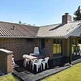 Cozy Holiday Home in Henne near Sea