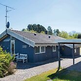 Cozy Holiday Home in Allingåbro near Beach